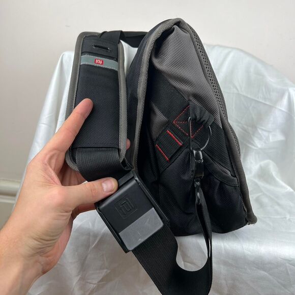 FUL Padded Nylon Crossbody Messenger Laptop Bag bag with padded interior - Picture 3 of 8